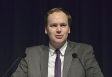 نائب بريطاني يعترف بتسريب أرقام هواتف زملائه عبر تطبيق مواعدة للمثليين缩略图