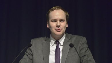 نائب بريطاني يعترف بتسريب أرقام هواتف زملائه عبر تطبيق مواعدة للمثليين缩略图