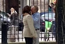 العمل والمتعة: تم التقاط أندرو “تويجي” فورست وهو يشارك قبلة عاطفية مع وزيرة مغربية缩略图