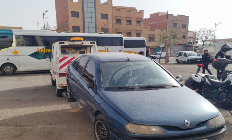 ممتهن للنقل السري بوجدة يرفض الامتثال للشرطة ويعرض السلامة الجسدية لشرطي المرور للخطر.缩略图 ممتهن للنقل السري بوجدة يرفض الامتثال للشرطة ويعرض السلامة الجسدية لشرطي المرور للخطر.缩略图