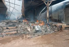 وجدة.. حريق يلتهم محلات بسوق الخضر والبضائع缩略图