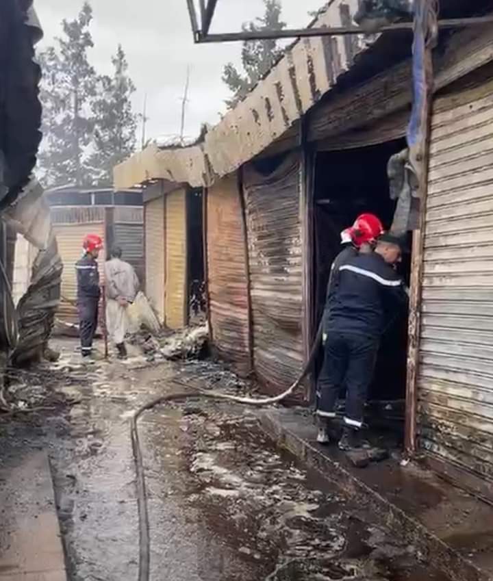 وجدة.. حريق يلتهم محلات بسوق الخضر والبضائع插图2