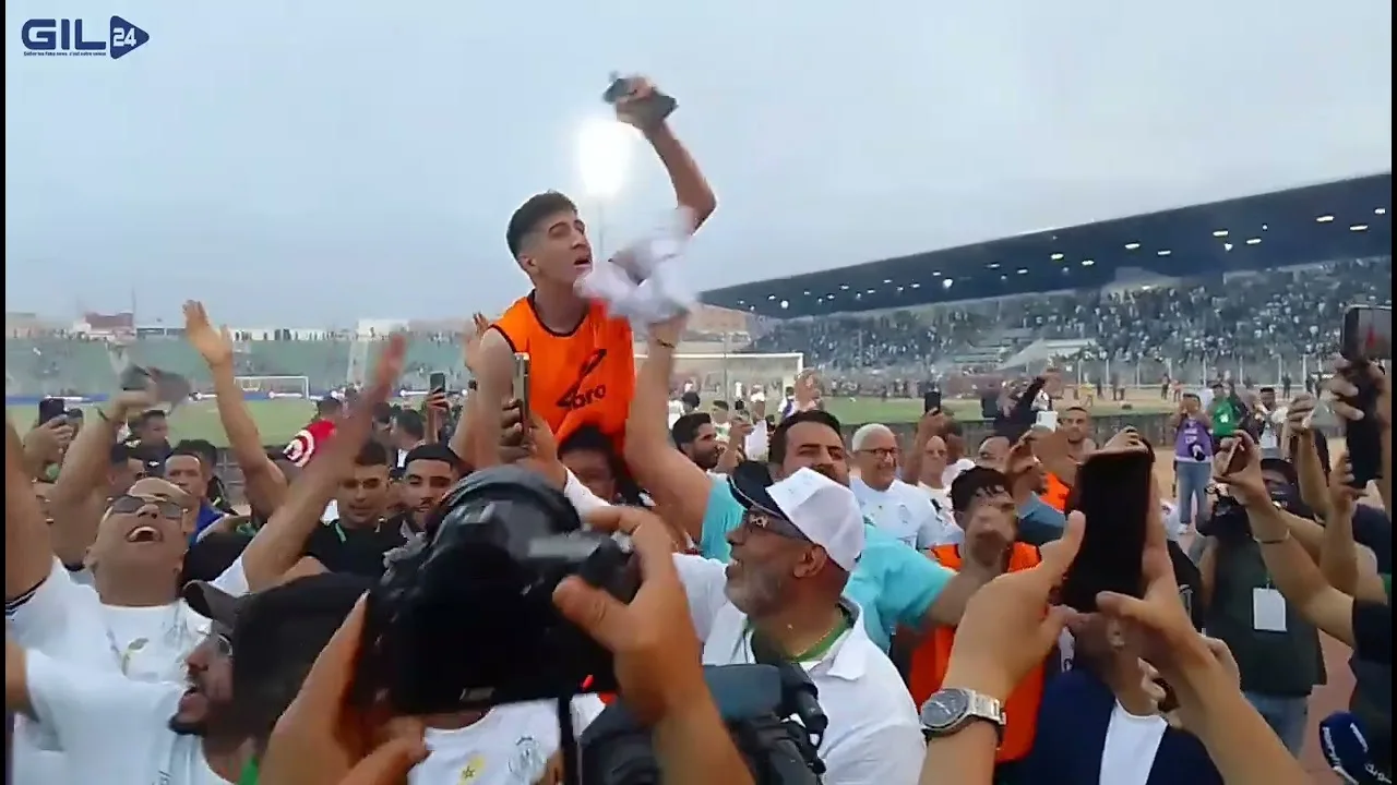 GIL24-TV لاعبي الرجاء البيضاوي يحتفلون بلقب البطولة الوطنية الإحترافية بالملعب الشرفي بوجدة .缩略图