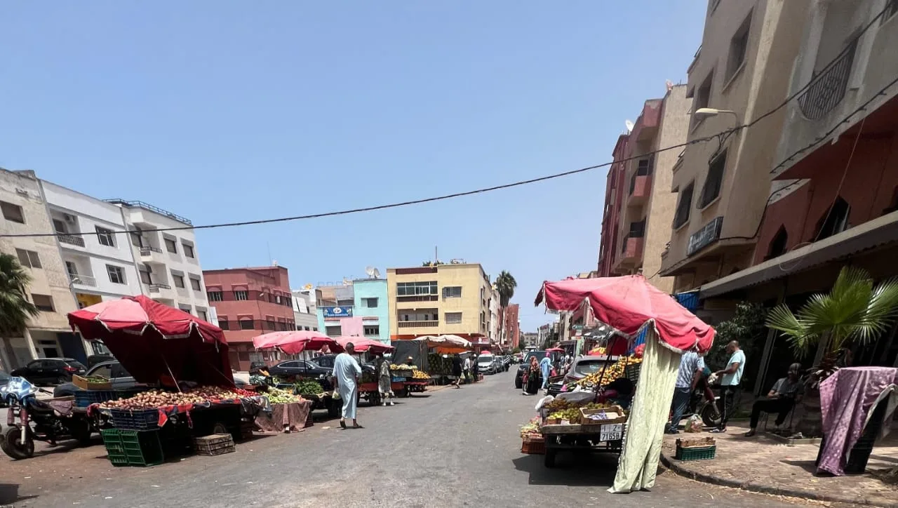 السلطة المحلية بحي شماعو تغرق الحي بالباعة المتجولين والفراشة缩略图