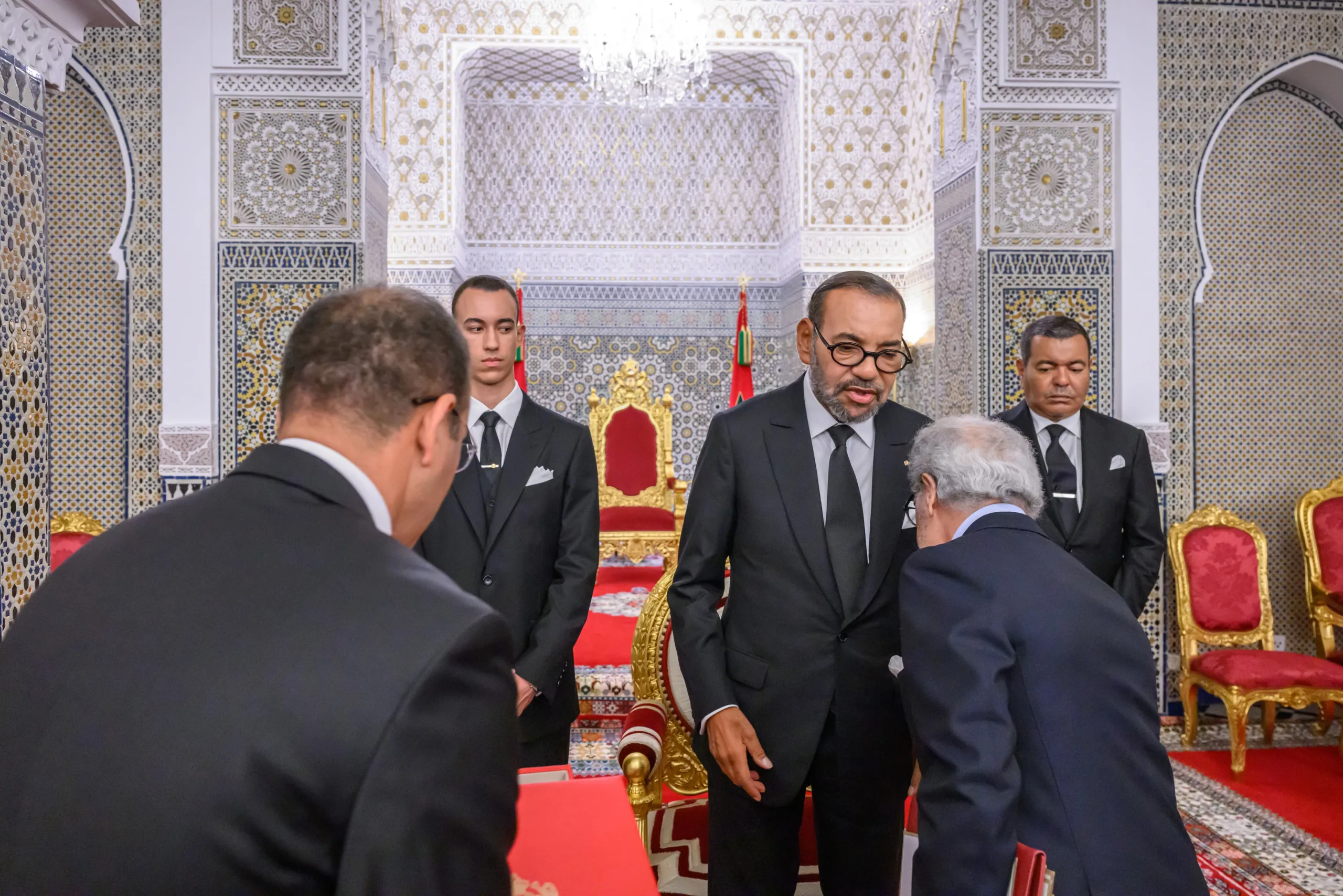 الملك يستقبل والي بنك المغرب缩略图