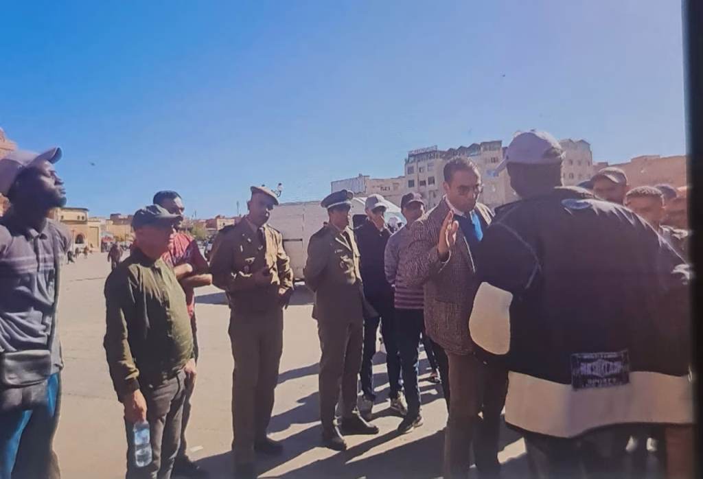 بفضل الإنصات والحوار : قائد الملحقة الإدارية الثانية بوجدة ينجح تدريجيا في تحرير ساحة باب سيدي عبد الوهاب.插图 بفضل الإنصات والحوار : قائد الملحقة الإدارية الثانية بوجدة ينجح تدريجيا في تحرير ساحة باب سيدي عبد الوهاب.插图