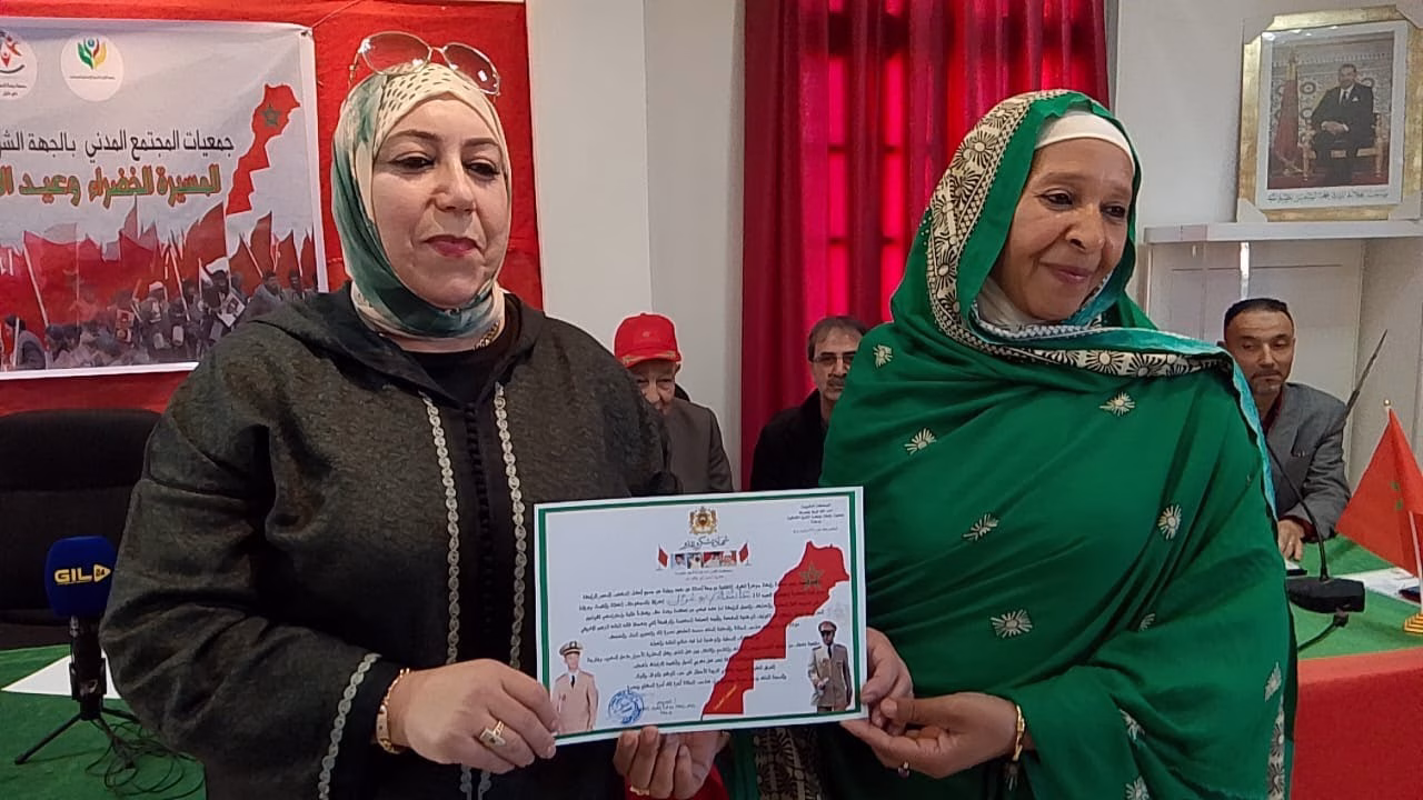 GIL24-TV عائشة بوغزال رئيسة جمعية بسمة للمساعدة ببني درار تقدم برقية الولاء للسدة العالية بالله缩略图