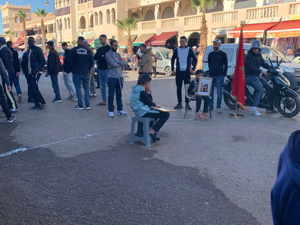 ساحة سيدي عبدالوهاب … بائع متجول يهدد بوضع حد لحياته بسبب منعه من ممارسة تجارته (صور)插图 ساحة سيدي عبدالوهاب … بائع متجول يهدد بوضع حد لحياته بسبب منعه من ممارسة تجارته (صور)插图