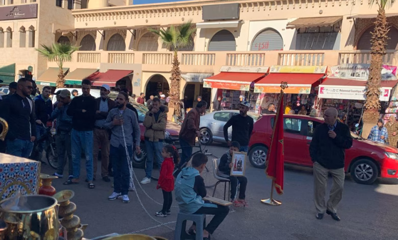ساحة سيدي عبدالوهاب … بائع متجول يهدد بوضع حد لحياته بسبب منعه من ممارسة تجارته (صور)缩略图 ساحة سيدي عبدالوهاب … بائع متجول يهدد بوضع حد لحياته بسبب منعه من ممارسة تجارته (صور)缩略图