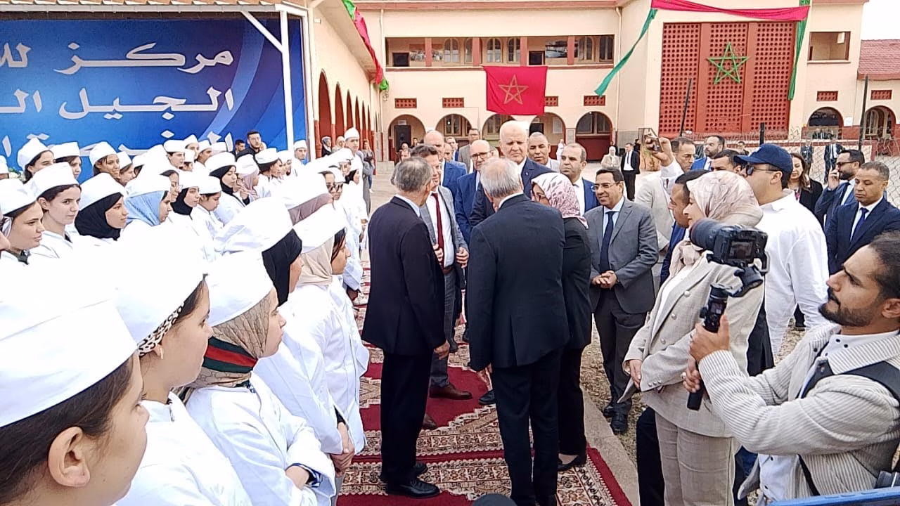 GIL24-TV وزير التربية الوطنية في زيارة تفقدية لمركز لالة نزهة للفرصة الثانية الجيل الجديد بوجدة缩略图