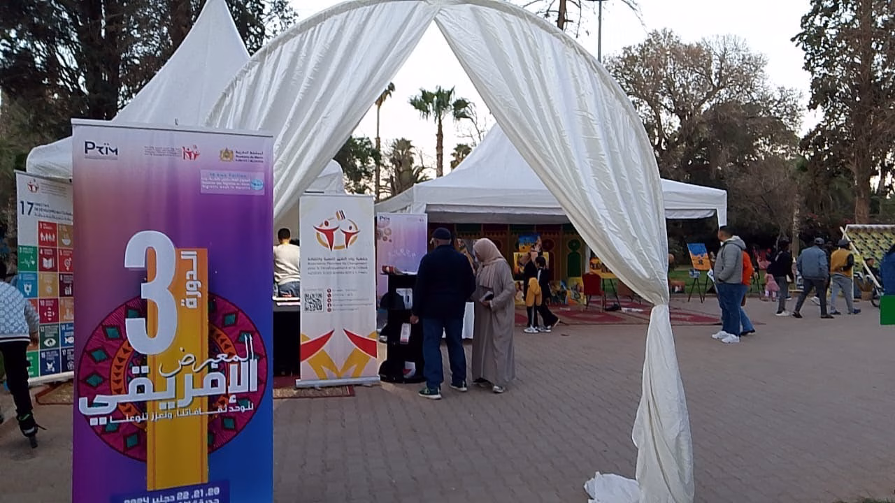 GIL24-TV منى مريمي في جولة للمعرض الثالثة للثقافة الافريقية المنظم من طرف جمعية رواد للتنمية والثقافة بوجدة缩略图