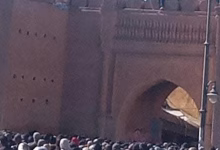 الملقب “بطوريرو” يعتلي سور باب سيدي عبد الوهاب ويهدد بالانتحار : نموذج فوضوي على القضاء أن يأذبه.缩略图 الملقب “بطوريرو” يعتلي سور باب سيدي عبد الوهاب ويهدد بالانتحار : نموذج فوضوي على القضاء أن يأذبه.缩略图