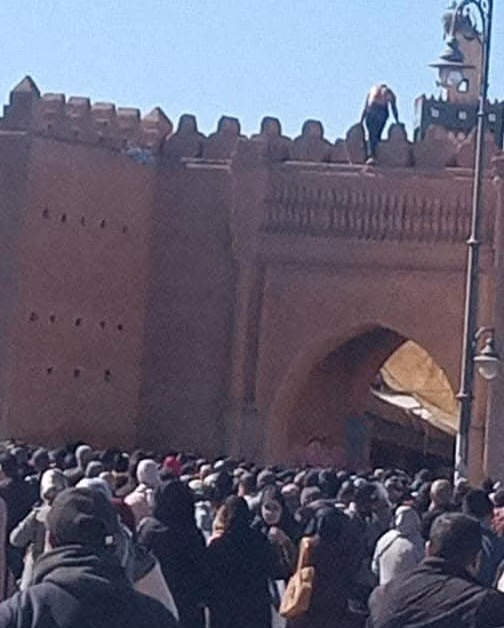 الملقب “بطوريرو” يعتلي سور باب سيدي عبد الوهاب ويهدد بالانتحار : نموذج فوضوي على القضاء أن يأذبه.缩略图