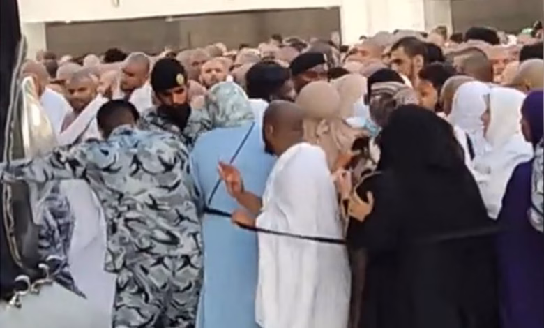 اسئلة القراء: ظاهرة الازدحام والاختلاط حول الكعبة المكرمة هذه السنة، هل امر مفتعل ام بسبب سوء التسيير؟缩略图 اسئلة القراء: ظاهرة الازدحام والاختلاط حول الكعبة المكرمة هذه السنة، هل امر مفتعل ام بسبب سوء التسيير؟缩略图