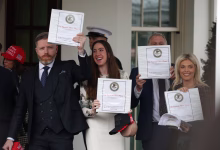 عهد ترامب: وزارة العدل تسلم وثائق جيفري إبستين إلى مؤثرين محافظين缩略图