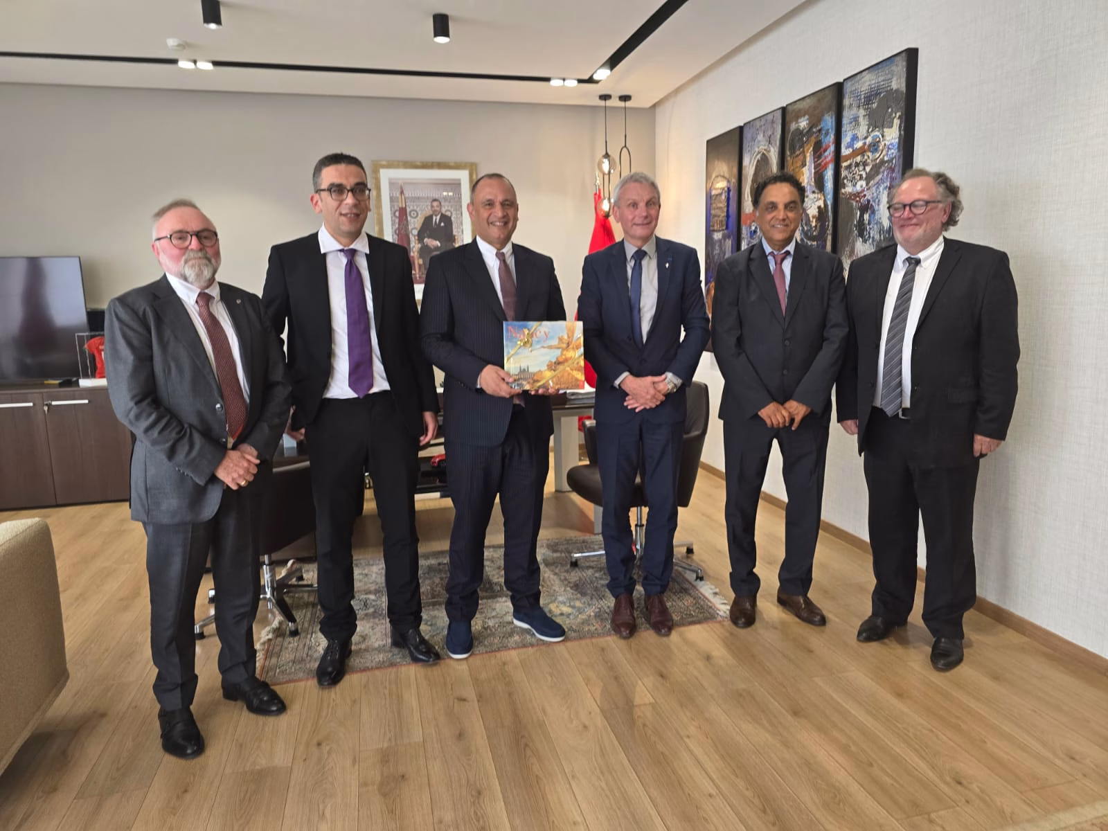 الوزير رياض مزور يستقل جمعية Maison Europe Afrique بحضور أمين خيري عضو غرفة التجارة والصناعة والخدمات لجهة الشرق.缩略图