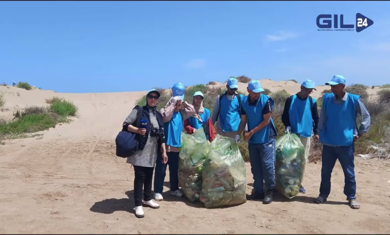 GIL24-TV شباب يطالبون مصطافين الشواطئ بتنظيف أمكنتهم وجمع نفياتهم في اكياس بلاستيكية缩略图