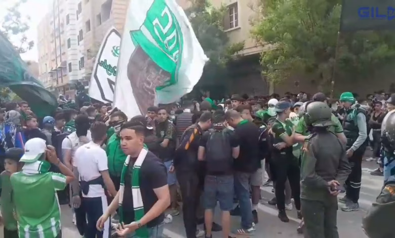 GIL24-TV جماهير المولودية الوجدية تشجع فريقها خارج مدرجات ملعب البلدي و السبب قلة في توفير تذاكر ديربي الشرق缩略图 GIL24-TV جماهير المولودية الوجدية تشجع فريقها خارج مدرجات ملعب البلدي و السبب قلة في توفير تذاكر ديربي الشرق缩略图