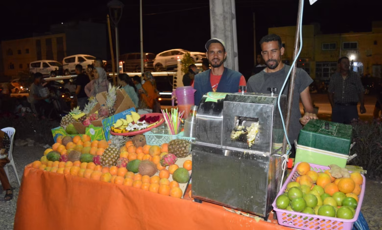 دينامية اقتصادية موازية: التجار المتجولون ينعشون محيط المعرض الجهوي للمنتوجات المجالية بميدلت缩略图 دينامية اقتصادية موازية: التجار المتجولون ينعشون محيط المعرض الجهوي للمنتوجات المجالية بميدلت缩略图
