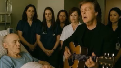 وداعٌ موسيقيّ يُدمي القلوب: بول مكارتني يُغني لفيل كولينز في لحظاته الأخيرة缩略图 وداعٌ موسيقيّ يُدمي القلوب: بول مكارتني يُغني لفيل كولينز في لحظاته الأخيرة缩略图