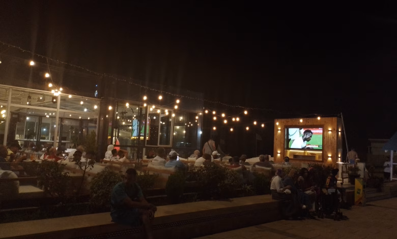 جمالية متابعة مباراة المغرب والسنغال على شاطئ السعيدية في الهواء الطلق缩略图