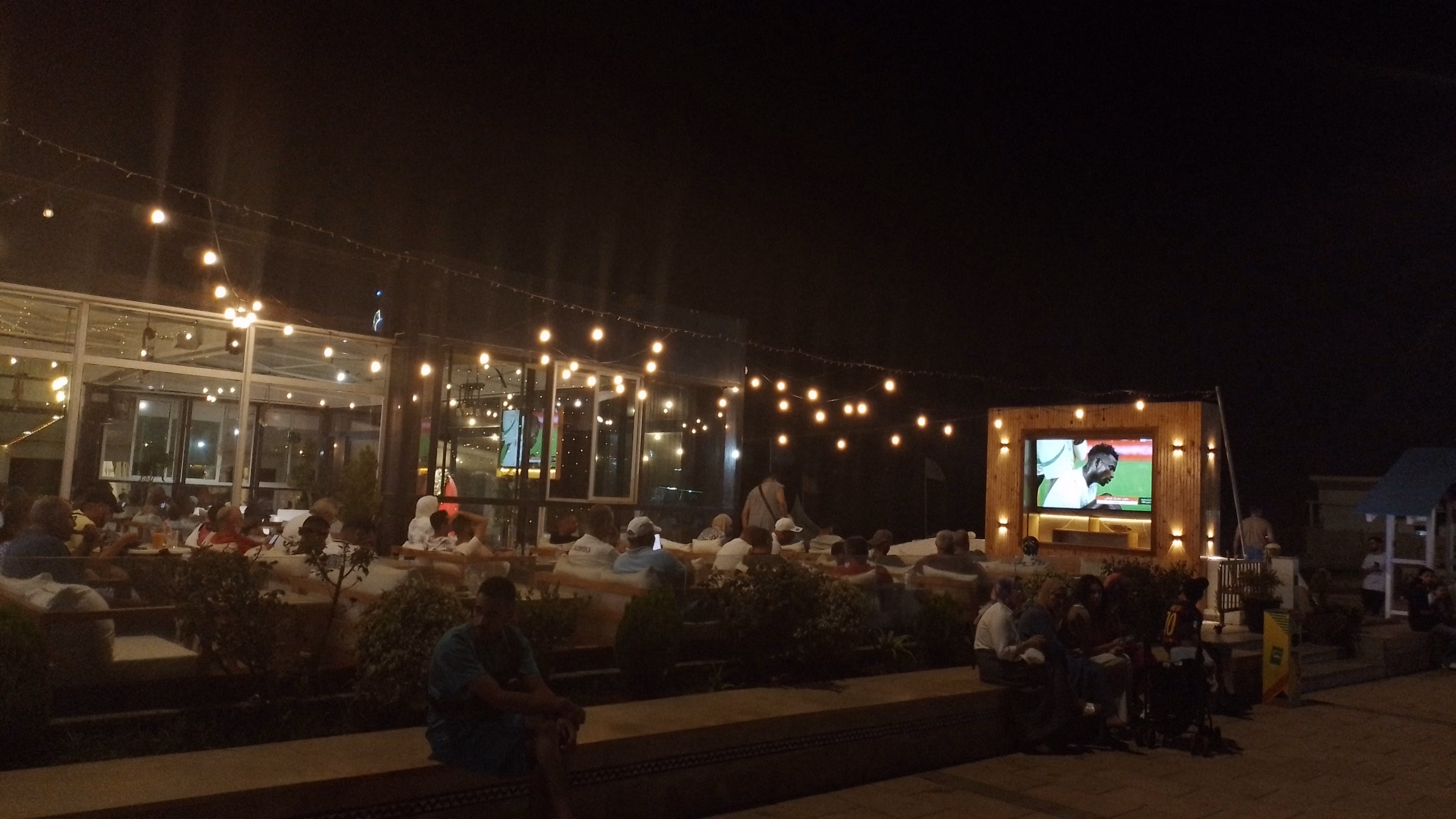 جمالية متابعة مباراة المغرب والسنغال على شاطئ السعيدية في الهواء الطلق缩略图