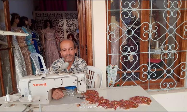 GIL24-TV رشيد جيحة: مصمم الأزياء الذي نقل “البلوزة” للعالمية ويطمح بقرية الصناعة التقليدية بوجدة缩略图 GIL24-TV رشيد جيحة: مصمم الأزياء الذي نقل “البلوزة” للعالمية ويطمح بقرية الصناعة التقليدية بوجدة缩略图