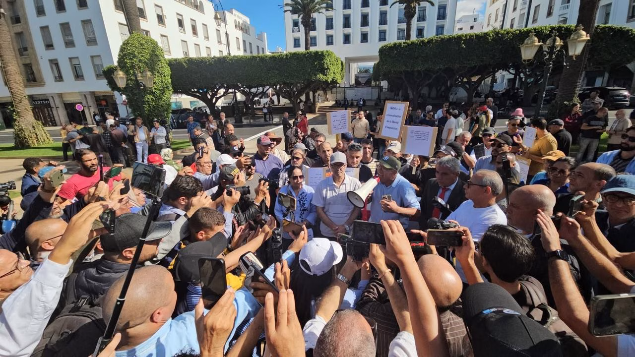 وقفة الصحافة المغربية أمام البرلمان: “لا للتراجع الديمقراطي”، و”نعم للتنظيم الذاتي الحقيقي”缩略图