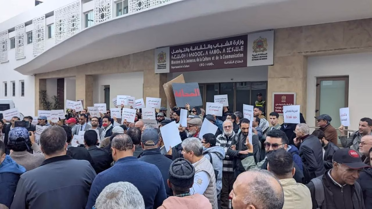 “الصمت المهيب” يواجه “اختطاف” الصحافة: نداء لإصلاح ديمقراطي ووقف “مشروع السلطة” للتحكم في المهنة缩略图