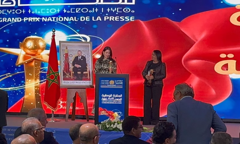 الصحافية نبيلة كوميمي تتوَّج بالجائزة الكبرى للصحافة الوطنية في صنف الإذاعة缩略图