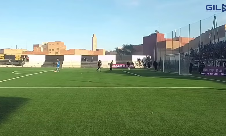 GIL24-TV لم يكن في الحسبان .. جماهير التطوانية تتلف أرضية الملعب البلدي بوجدة بالشعلات النارية .缩略图