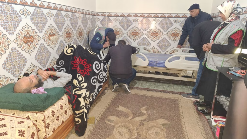 التعاون الوطني في لمسة تضامن بوجدة: توزيع أسرّة طبية كهربائية على أشخاص في وضعية إعاقة插图1