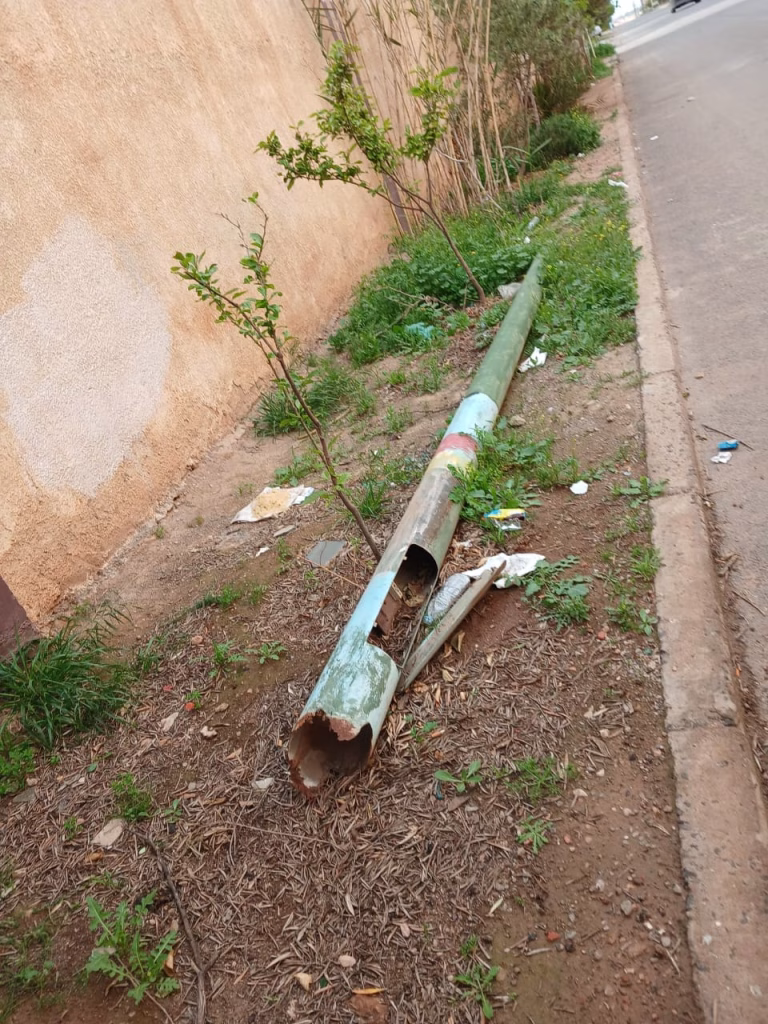 خطر الموت يتربص بساكنة حي “لازاري” بوجدة: أسلاك كهربائية عارية تهدد المارة والأطفال插图1 خطر الموت يتربص بساكنة حي “لازاري” بوجدة: أسلاك كهربائية عارية تهدد المارة والأطفال插图1