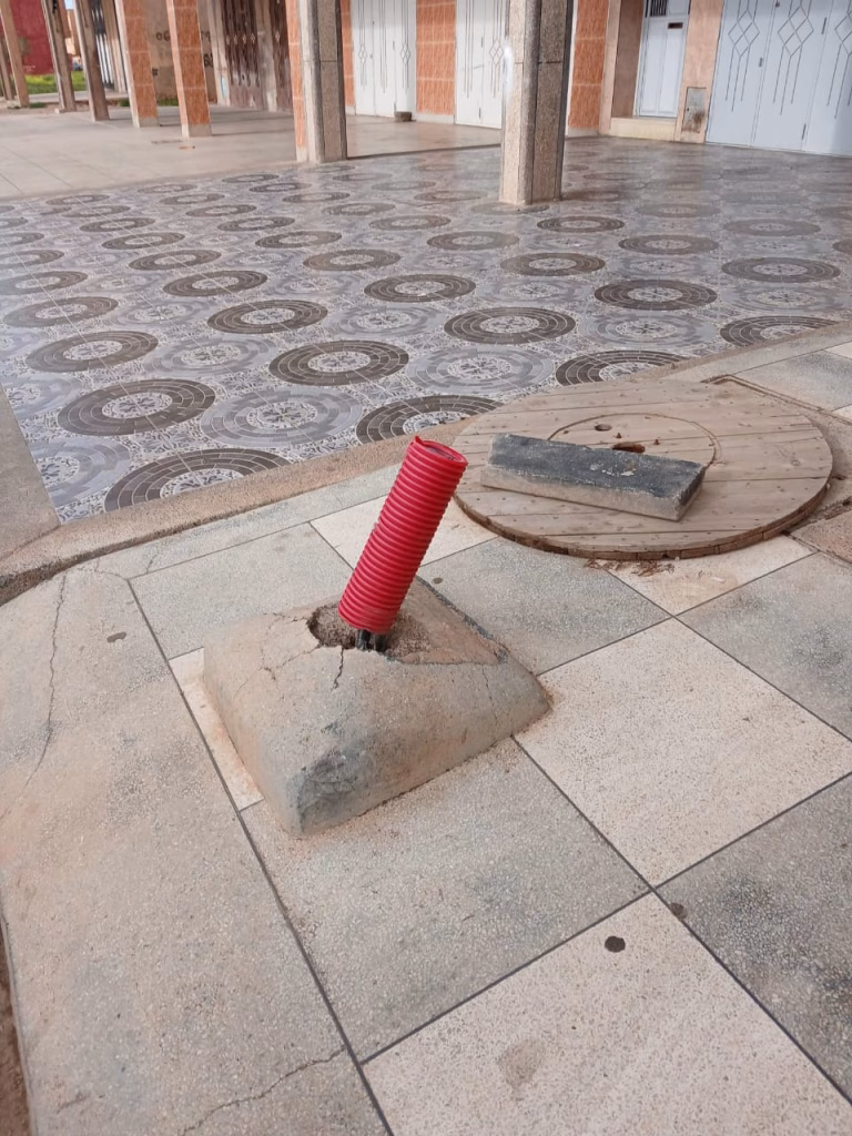 خطر الموت يتربص بساكنة حي “لازاري” بوجدة: أسلاك كهربائية عارية تهدد المارة والأطفال插图3 خطر الموت يتربص بساكنة حي “لازاري” بوجدة: أسلاك كهربائية عارية تهدد المارة والأطفال插图3