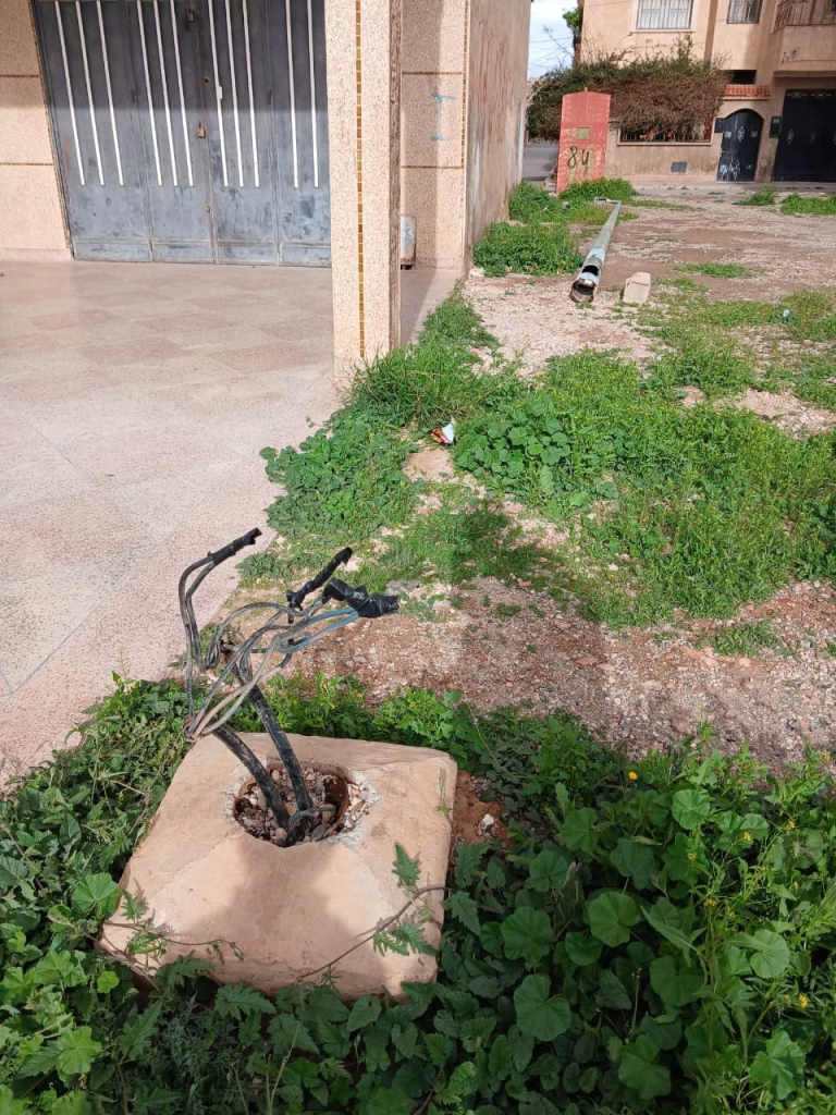 خطر الموت يتربص بساكنة حي “لازاري” بوجدة: أسلاك كهربائية عارية تهدد المارة والأطفال插图 خطر الموت يتربص بساكنة حي “لازاري” بوجدة: أسلاك كهربائية عارية تهدد المارة والأطفال插图