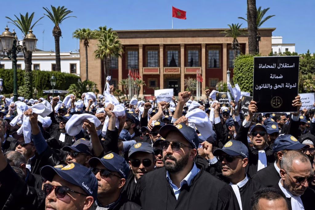 حين ينتفض حراس العدالة… قراءة قانونية وفلسفية في دلالات الوقفة الاحتجاجية للمحامين ضد مشروع قانون المهنة.插图1