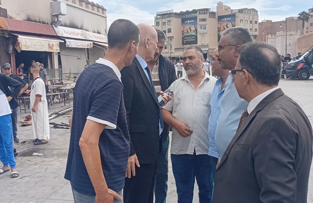باشا مدينة وجدة و رئيس جماعة وجدة في زيارة لسوق باب سيدي عبد الوهاب ( سوق طنجة ) بعد حريق أمس.插图1