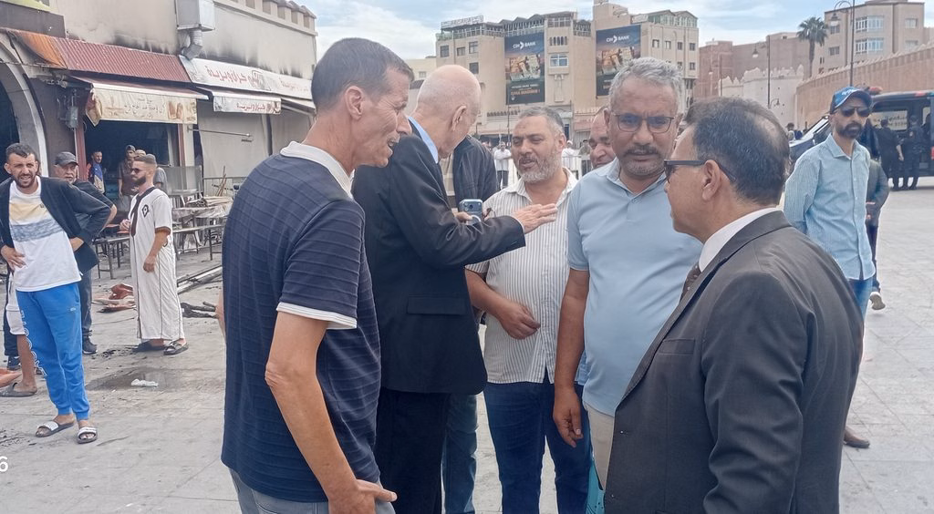 باشا مدينة وجدة و رئيس جماعة وجدة في زيارة لسوق باب سيدي عبد الوهاب ( سوق طنجة ) بعد حريق أمس.插图