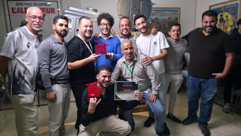 ابن الحسيمة إدريس شتيوي يتوج بجائزة أحسن دور نسائي بمهرجان طنجة زووم عن فيلم «أنا موجودة»