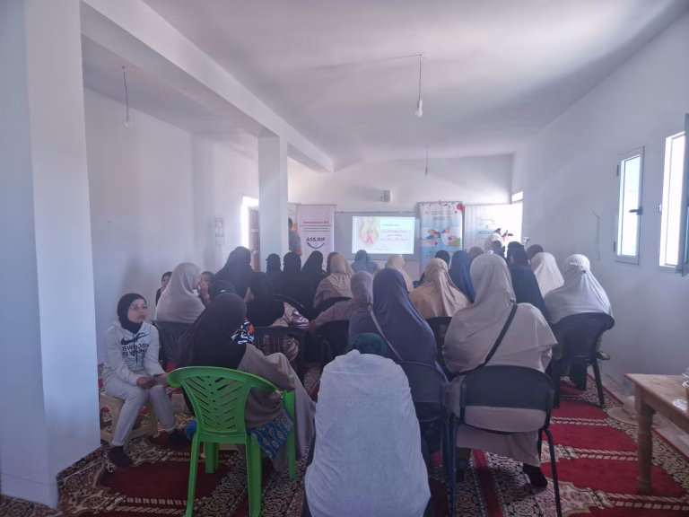 أكتوبر الوردي.. جمعية الريف تنظم حملة تحسيسية لفائدة نساء دوار أيت بوستة بالحسيمة