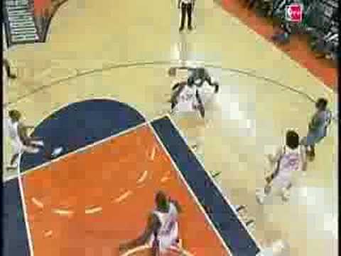 Chris Paul switches hands to finish