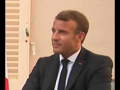 Emmanuel Macron attaque et critique de la démocratie en Russe