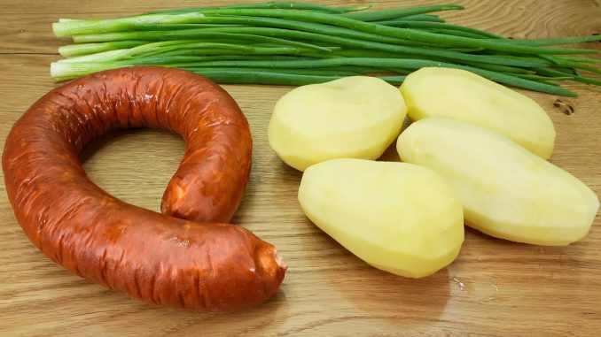 Einfach Kartoffeln reiben und Wurst hinzufügen. Es ist so lecker, dass jeder es kochen sollte! ASMR