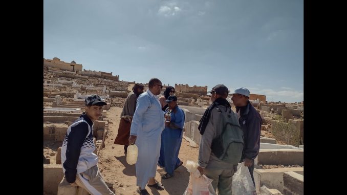 إقليم طانطان رجال الصحافة يدشنون حملة تطوعية لتنظيف مقبرة الشيخ الفضيل الكبرى.
