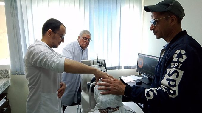 الدكتور عياد عبدالقادر … اقبال كبير على عن داء الزرق الجلوكوما بالمستشفى الجامعي بوجدة