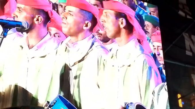 فن احيدوس… غناء ورقص الجماعي الإستعراضي الأمازيغي أشعل حفل افتتاح مهرجان افران الدولي