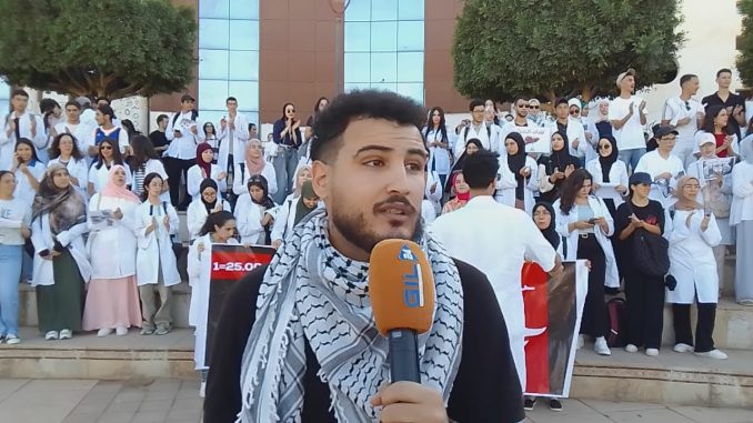 طلبة الطب والصيدلة… يستنكرون تعامل الوزارة مع مطالبهم ويتشبثون بالحوار بعد مقاطعة خمس دورات