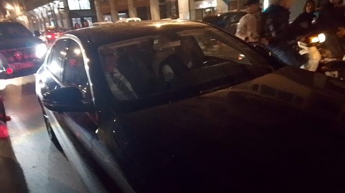 السيد معاد الجامعي والي جهة الشرق يشارك جماهير احتفالهم بالفوز وسط شارع محمد الخامس بوجدة