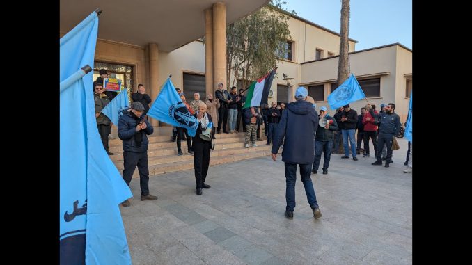 أزمة النقل الحضري بوجدة تدفع العمال الى الاحتجاج امام مقر الجماعة.