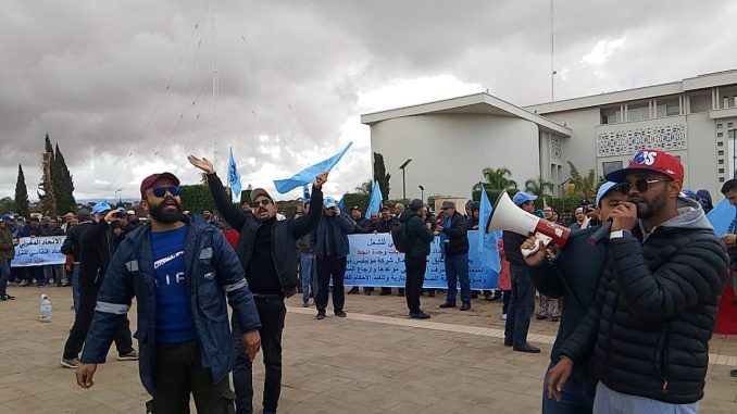 عمال النقل الحضري بوجدة ينظمون وقفة امام مقر جهة الشرق تنديدا بغياب حوار جاد من طرف الجهات المسؤولة